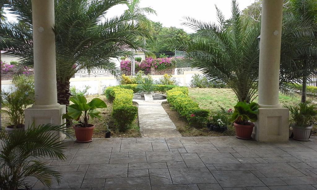 Guest House Villa Mishkan Runaway Bay Exterior foto